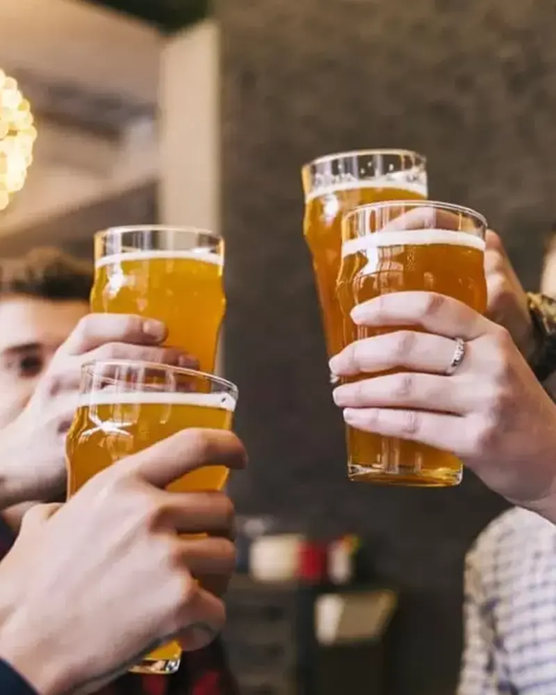 Brinde com chopp gelado em distribuidora de chopp em Marialva, Maringá e Sarandi