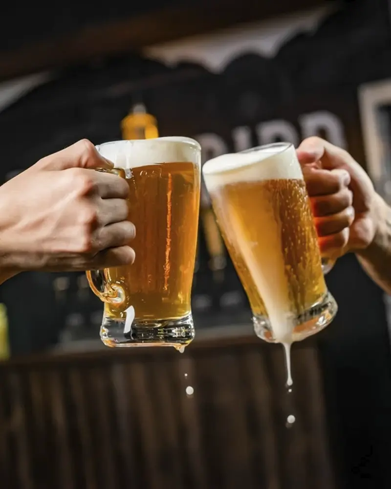 Brinde com chopp gelado em distribuidora de chopp em Marialva, Maringá e Sarandi